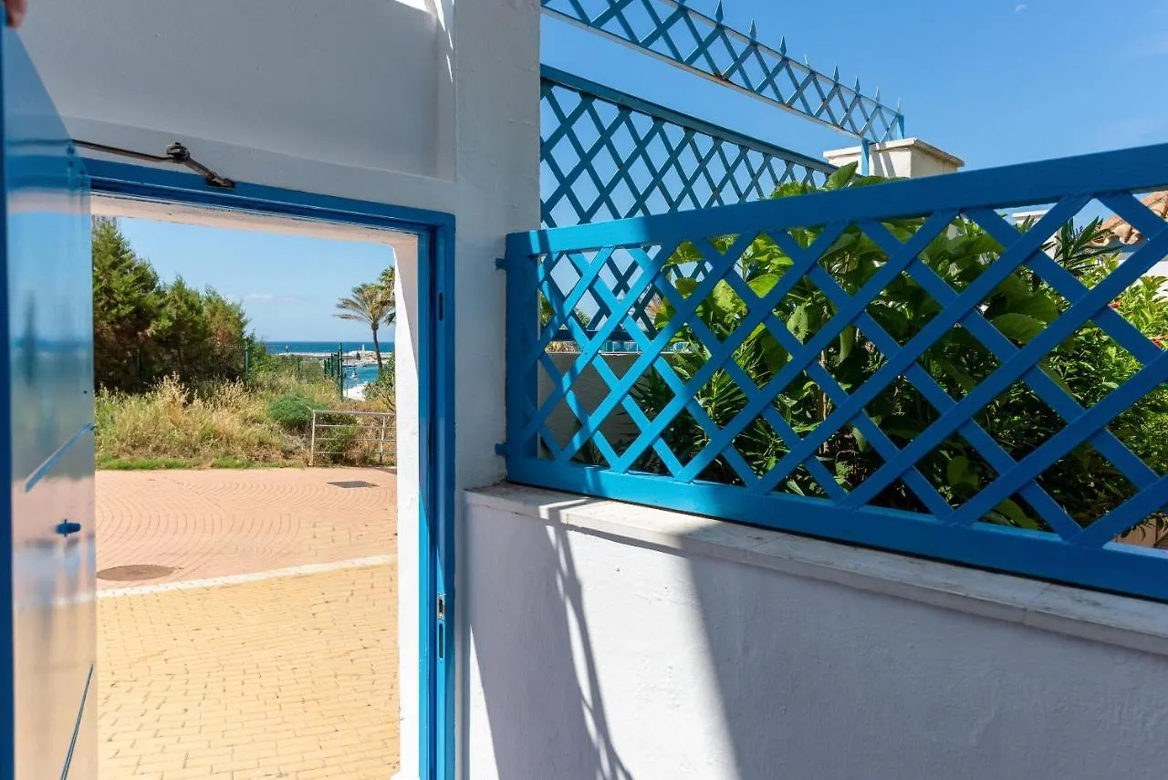 El Faro Εστεπόνα 0*,